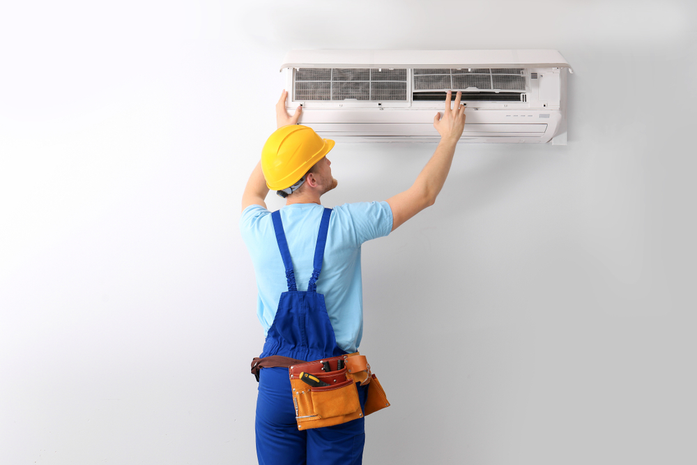 专业技师维护房子空调